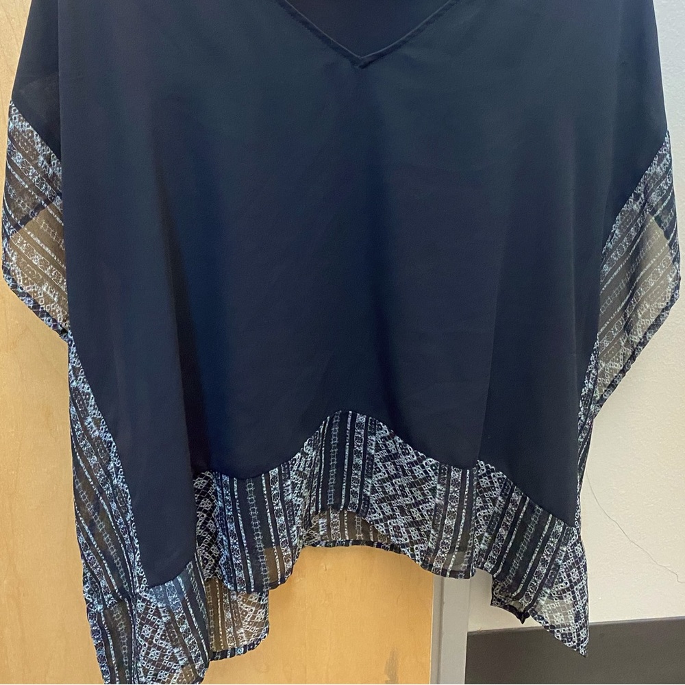 Bcbgeneration- Black Top With Pattern - Size: Sma… - image 1